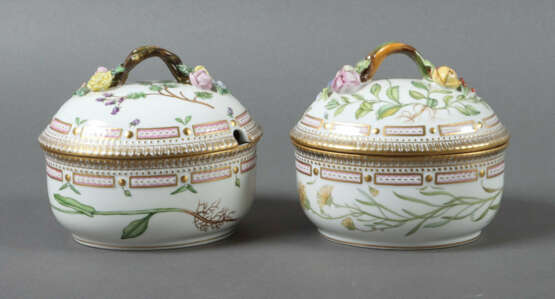 Paar leicht variierende Deckelterrinen mit Dekor ''Flora Danica'' Roya… - photo 1