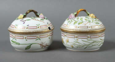 Paar leicht variierende Deckelterrinen mit Dekor ''Flora Danica'' Roya…