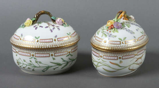 Paar leicht variierende Deckelterrinen mit Dekor ''Flora Danica'' Roya… - photo 2