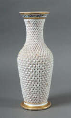 Vase mit Schneeballblütendekor um 1900, Porzellan, polychrome Aufglasu…