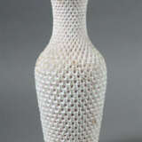 Vase mit Schneeballblütendekor um 1900, Porzellan, polychrome Aufglasu… - Foto 1