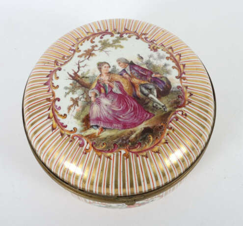 Große Deckeldose mit galantem Paar wohl Thüringen/Sachsen, um 1900, Po… - Foto 1 Große Deckeldose mit galantem Paar wohl Thüringen/Sachsen, um 1900, Po… - Foto 1