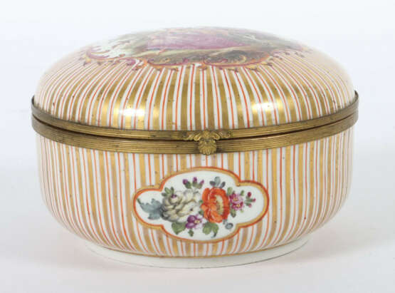 Große Deckeldose mit galantem Paar wohl Thüringen/Sachsen, um 1900, Po… - Foto 2 Große Deckeldose mit galantem Paar wohl Thüringen/Sachsen, um 1900, Po… - Foto 2