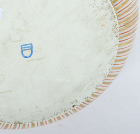 Große Deckeldose mit galantem Paar wohl Thüringen/Sachsen, um 1900, Po… - Foto 3 Große Deckeldose mit galantem Paar wohl Thüringen/Sachsen, um 1900, Po… - Foto 3