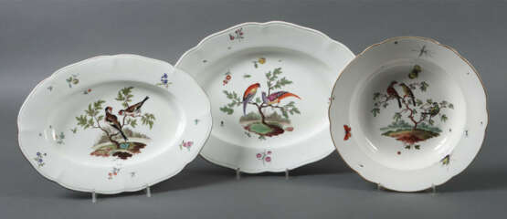Suppenteller und 2 Ovalplatten mit Vogelmalerei Frankenthal, 1774-1781… - photo 1 Suppenteller und 2 Ovalplatten mit Vogelmalerei Frankenthal, 1774-1781… - photo 1