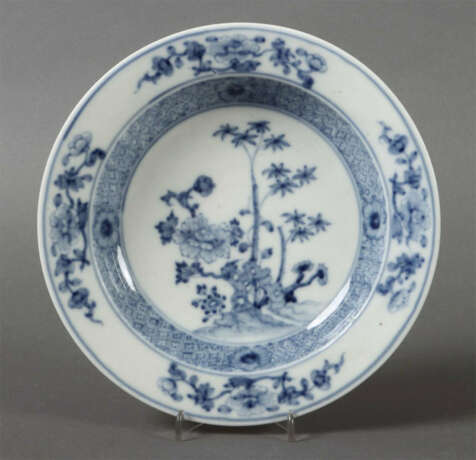 Tiefer Teller mit Dekor ''Chinesische Blumen'' Herzoglich Aechte Porce… - photo 1 Tiefer Teller mit Dekor ''Chinesische Blumen'' Herzoglich Aechte Porce… - photo 1