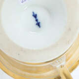 2 unterschiedliche Biedermeiertassen mit Figuren- bzw. Stadtansicht KP… - photo 2