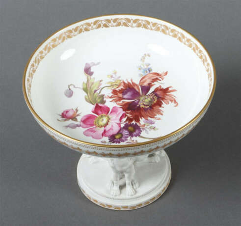 Tazza mit Greifen und Blumenmalerei KPM Berlin, 1920, Porzellan part. … - photo 2 Tazza mit Greifen und Blumenmalerei KPM Berlin, 1920, Porzellan part. … - photo 2