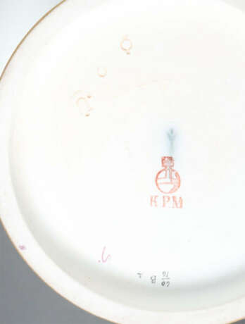 Tazza mit Greifen und Blumenmalerei KPM Berlin, 1920, Porzellan part. … - photo 3 Tazza mit Greifen und Blumenmalerei KPM Berlin, 1920, Porzellan part. … - photo 3