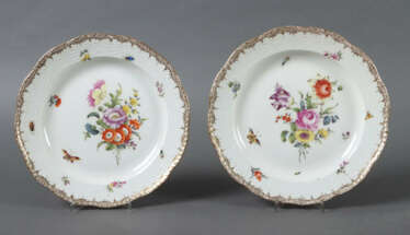 Zwei Speiseteller mit Blumenmalerei und Ozierrand KPM Berlin, um 1915,…