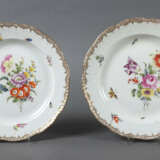 Zwei Speiseteller mit Blumenmalerei und Ozierrand KPM Berlin, um 1915,… - photo 1