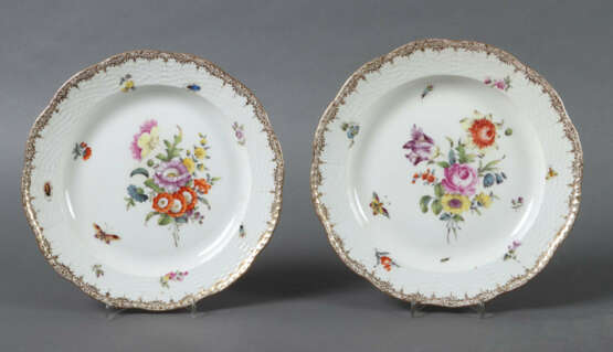 Zwei Speiseteller mit Blumenmalerei und Ozierrand KPM Berlin, um 1915,… - photo 1 Zwei Speiseteller mit Blumenmalerei und Ozierrand KPM Berlin, um 1915,… - photo 1