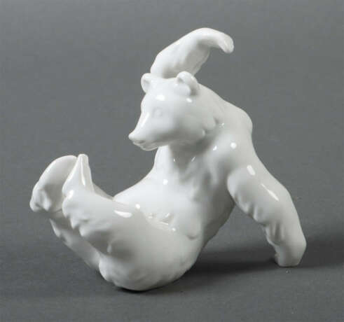 Kleiner spielender Bär KPM Berlin, Mitte 20. Jh., Weißporzellan, Boden… - Foto 1 Kleiner spielender Bär KPM Berlin, Mitte 20. Jh., Weißporzellan, Boden… - Foto 1