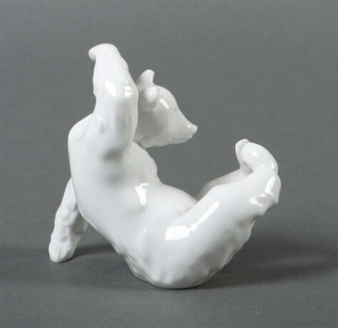 Kleiner spielender Bär KPM Berlin, Mitte 20. Jh., Weißporzellan, Boden… - Foto 2 Kleiner spielender Bär KPM Berlin, Mitte 20. Jh., Weißporzellan, Boden… - Foto 2