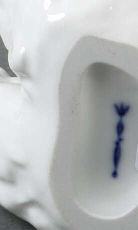 Kleiner spielender Bär KPM Berlin, Mitte 20. Jh., Weißporzellan, Boden… - Foto 3 Kleiner spielender Bär KPM Berlin, Mitte 20. Jh., Weißporzellan, Boden… - Foto 3