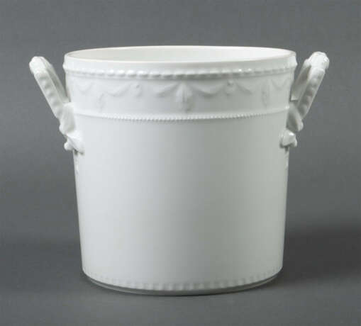 Cachepot ''Kurland'' KPM Berlin, Weißporzellan glasiert, randumlaufend… - Foto 1 Cachepot ''Kurland'' KPM Berlin, Weißporzellan glasiert, randumlaufend… - Foto 1