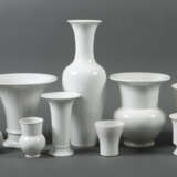 Sammlung von 9 KPM-Vasen & einem Cachepot Berlin, Weißporzellan glasie… - фото 1