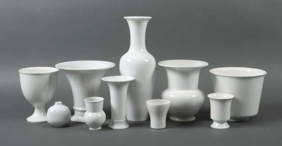 Sammlung von 9 KPM-Vasen & einem Cachepot Berlin, Weißporzellan glasie… - фото 1 Sammlung von 9 KPM-Vasen & einem Cachepot Berlin, Weißporzellan glasie… - фото 1