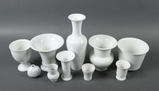 Sammlung von 9 KPM-Vasen & einem Cachepot Berlin, Weißporzellan glasie… - фото 2 Sammlung von 9 KPM-Vasen & einem Cachepot Berlin, Weißporzellan glasie… - фото 2
