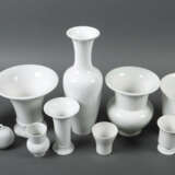 Sammlung von 9 KPM-Vasen & einem Cachepot Berlin, Weißporzellan glasie… - фото 2