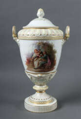 Große ''Weimarer Deckelvase'' mit galanter Szene & Blumenbouquet KPM B…