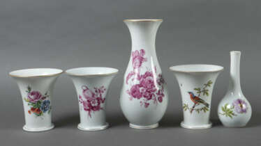 5 Vasen Ludwigsburger Porzellanmanufaktur, 3. Drittel 20. Jh., Porzell…
