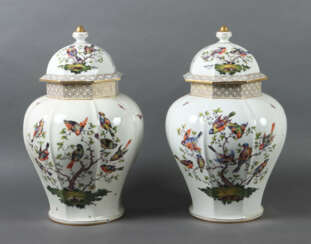 Paar große Deckelvasen Ludwigsburg Porzellan-Manufaktur AG, Balusterfo…