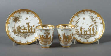 2 Henkelbecher und Unterschalen mit Goldchinesendekor Meissen, um 1725…