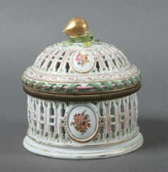 Marcolini-Bonbonniere Meissen, 1774 - 1815, Porzellan, polychrome Aufg…