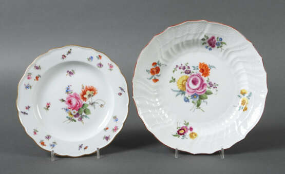 Paar Teller mit Blumendekor Meissen, 1763 - 1924, Porzellan glasiert, … - photo 1 Paar Teller mit Blumendekor Meissen, 1763 - 1924, Porzellan glasiert, … - photo 1