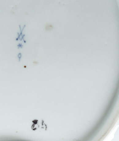 Servierplatte und Blattschale Meissen, 1775 - 1924, Porzellan weiß gla… - photo 2 Servierplatte und Blattschale Meissen, 1775 - 1924, Porzellan weiß gla… - photo 2