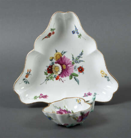 Dreieckschale und Blattschale Meissen, 18./19. Jh., Porzellan glasiert… - photo 1 Dreieckschale und Blattschale Meissen, 18./19. Jh., Porzellan glasiert… - photo 1