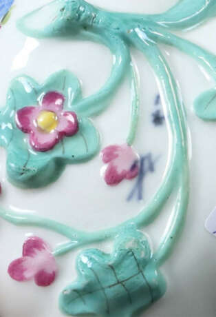 Dreieckschale und Blattschale Meissen, 18./19. Jh., Porzellan glasiert… - photo 2 Dreieckschale und Blattschale Meissen, 18./19. Jh., Porzellan glasiert… - photo 2