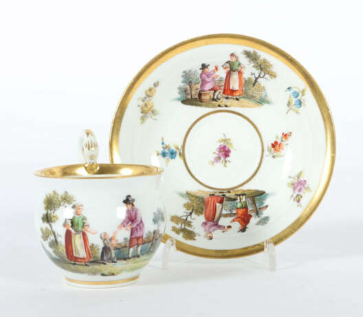 Tasse mit Unterer Meissen, um 1850, Porzellan weiß glasiert, mit bäuer… - фото 1 Tasse mit Unterer Meissen, um 1850, Porzellan weiß glasiert, mit bäuer… - фото 1