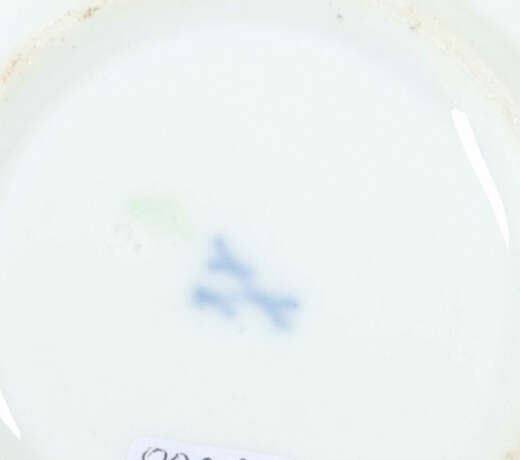 Tasse mit Unterer Meissen, um 1850, Porzellan weiß glasiert, mit bäuer… - фото 2 Tasse mit Unterer Meissen, um 1850, Porzellan weiß glasiert, mit bäuer… - фото 2