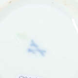 Tasse mit Unterer Meissen, um 1850, Porzellan weiß glasiert, mit bäuer… - фото 2