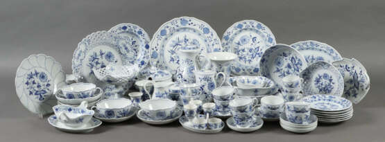 Kaffee-/Mokka- und Speiseserviceteile mit ''Zwiebelmuster'' für mindes… - photo 1 Kaffee-/Mokka- und Speiseserviceteile mit ''Zwiebelmuster'' für mindes… - photo 1