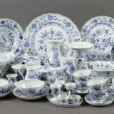 Kaffee-/Mokka- und Speiseserviceteile mit ''Zwiebelmuster'' für mindes… - photo 1