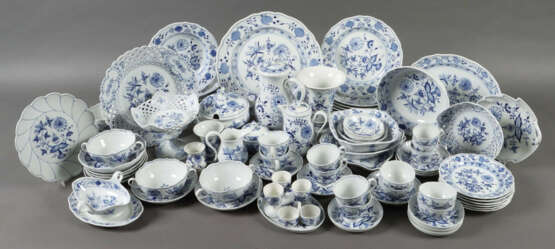 Kaffee-/Mokka- und Speiseserviceteile mit ''Zwiebelmuster'' für mindes… - photo 2 Kaffee-/Mokka- und Speiseserviceteile mit ''Zwiebelmuster'' für mindes… - photo 2