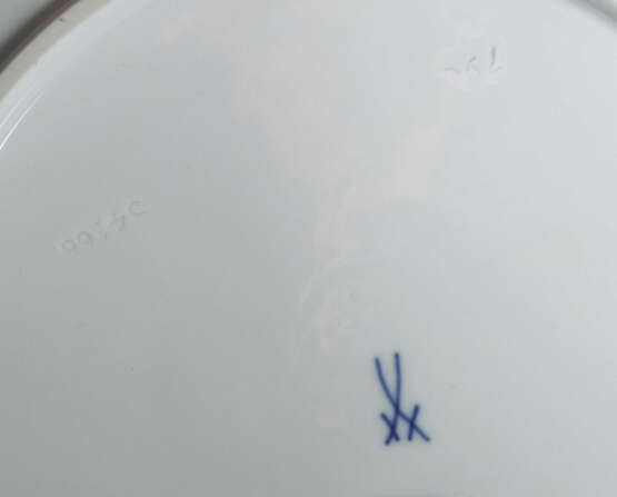 Kaffee-/Mokka- und Speiseserviceteile mit ''Zwiebelmuster'' für mindes… - photo 3 Kaffee-/Mokka- und Speiseserviceteile mit ''Zwiebelmuster'' für mindes… - photo 3