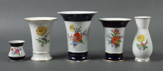 Konvolut von 5 Vasen Meissen, nach 1934, Porzellan glasiert, mit Blume… - фото 1