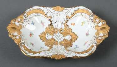 Prunkschale Meißen, nach 1934, Porzellan weiß glasiert mit polychromer…