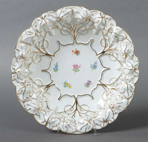 Prunkschale Meissen, nach 1971, der Rand bis in den Grund mit Blattrel… - photo 1