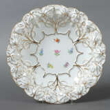 Prunkschale Meissen, nach 1971, der Rand bis in den Grund mit Blattrel… - photo 1