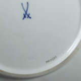 Prunkschale Meissen, nach 1971, der Rand bis in den Grund mit Blattrel… - photo 2