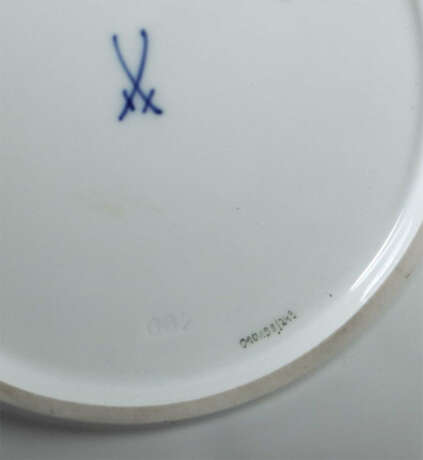 Prunkschale Meissen, nach 1971, der Rand bis in den Grund mit Blattrel… - photo 2