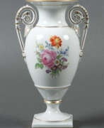 Produktkatalog. Henkelvase Meissen, 2. Hälfte 20. Jh., Weißporzellan, Amphorenform mit…