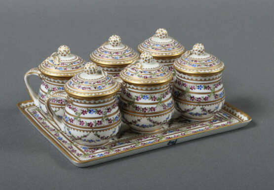 6 Bouillon-Tassen mit Tablett Potschappel, ca. Mitte 20. Jh., kl. Henk… - photo 1