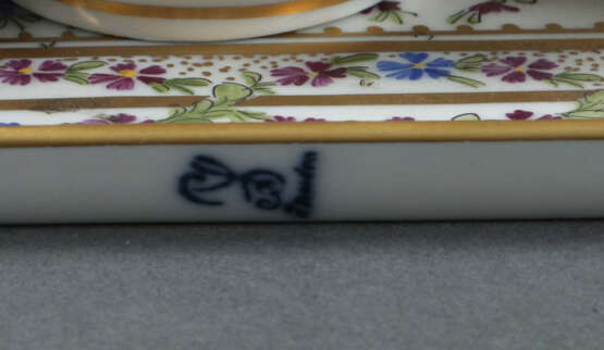 6 Bouillon-Tassen mit Tablett Potschappel, ca. Mitte 20. Jh., kl. Henk… - photo 2