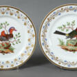 2 Teller mit filigraner Vogelmalerei Nast à Paris, J. N. H. Nast, rue … - Maintenant aux enchères